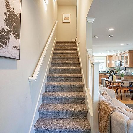 Exquisite Central Townhome With Spacious Loft And Gourmet Kitchen Сиэтл Экстерьер фото