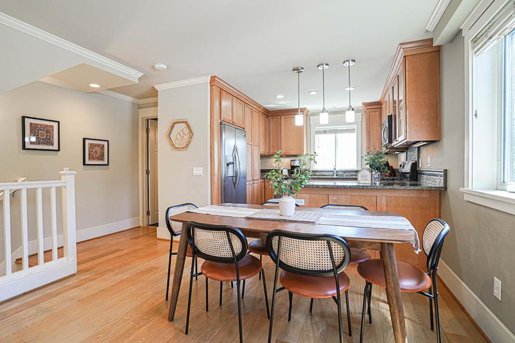 Exquisite Central Townhome With Spacious Loft And Gourmet Kitchen Сиэтл Экстерьер фото