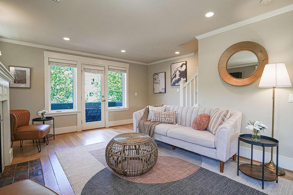 Exquisite Central Townhome With Spacious Loft And Gourmet Kitchen Сиэтл Экстерьер фото