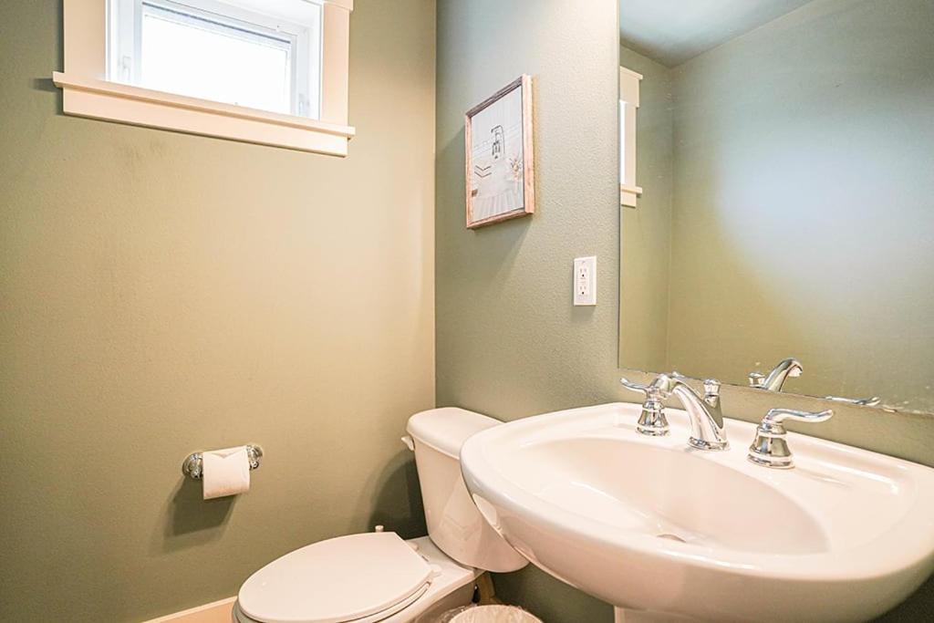 Exquisite Central Townhome With Spacious Loft And Gourmet Kitchen Сиэтл Экстерьер фото