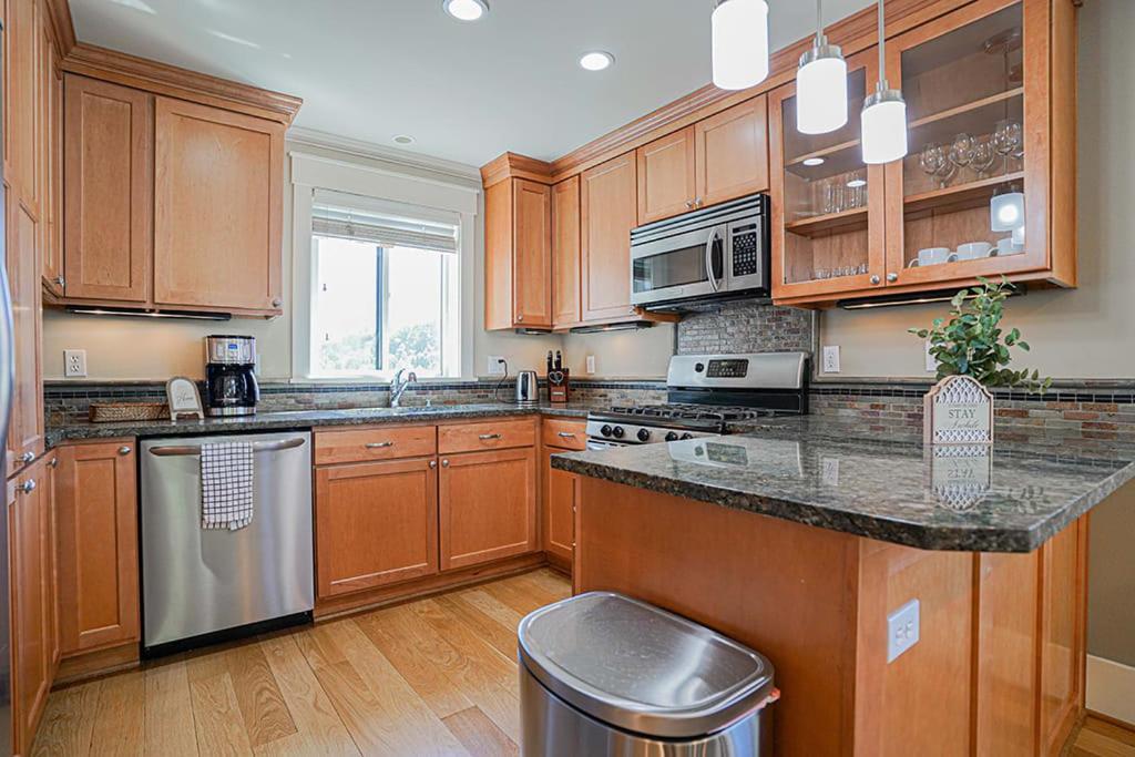 Exquisite Central Townhome With Spacious Loft And Gourmet Kitchen Сиэтл Экстерьер фото