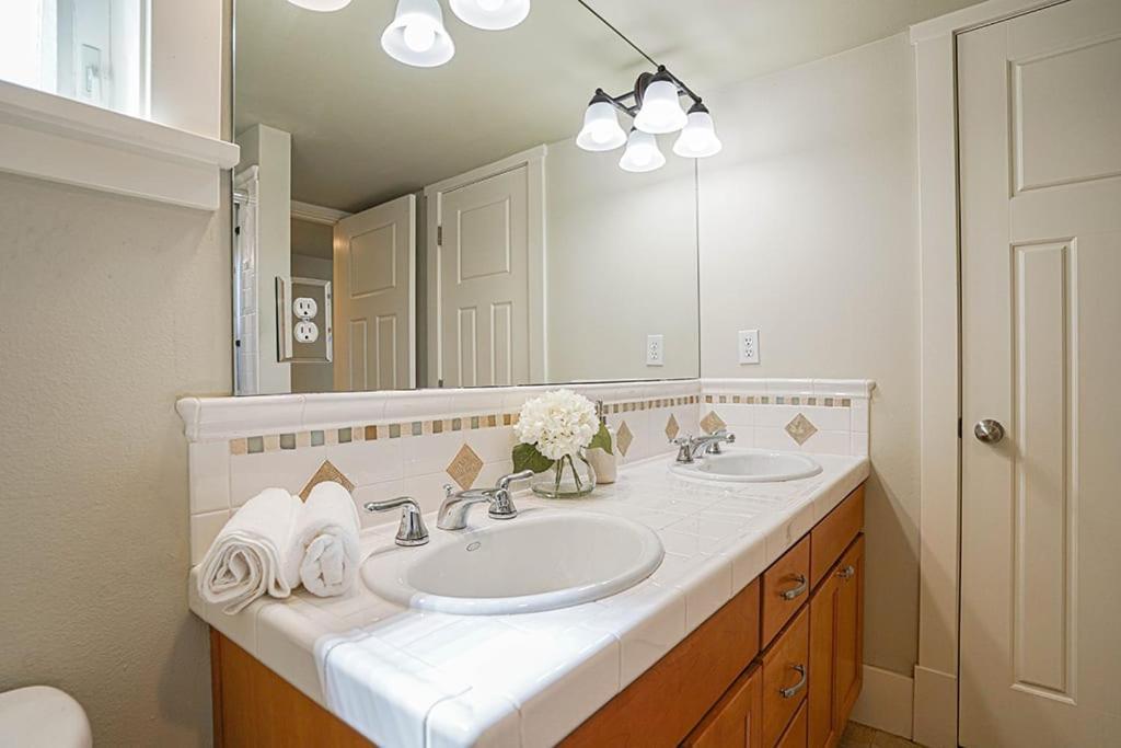 Exquisite Central Townhome With Spacious Loft And Gourmet Kitchen Сиэтл Экстерьер фото