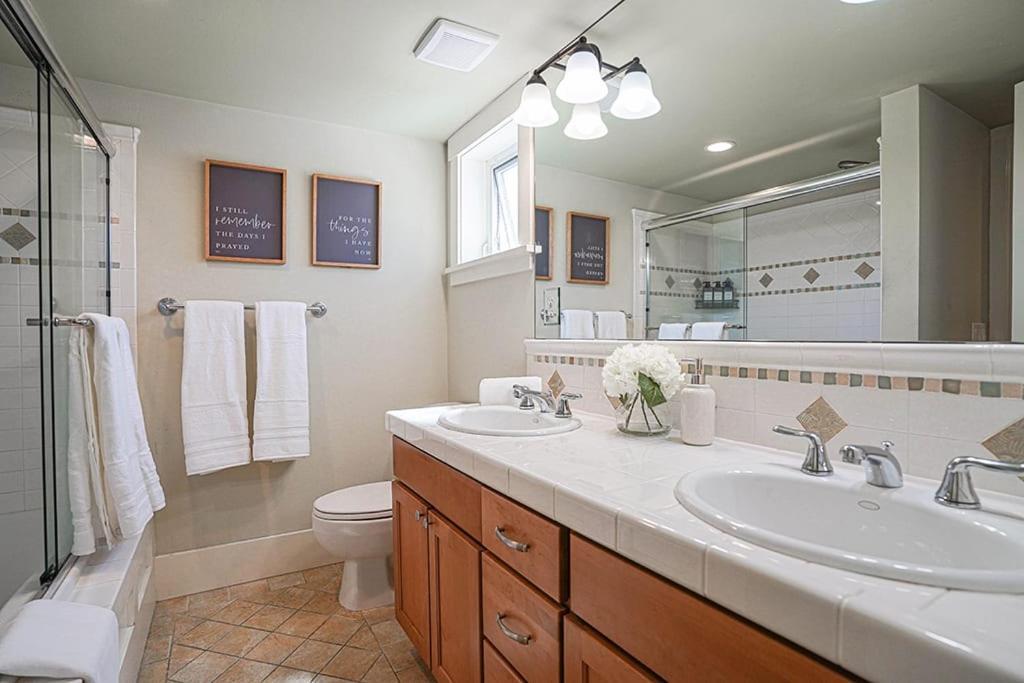 Exquisite Central Townhome With Spacious Loft And Gourmet Kitchen Сиэтл Экстерьер фото