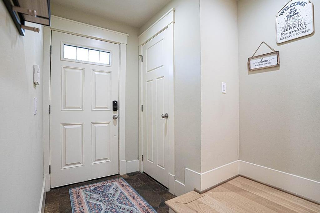 Exquisite Central Townhome With Spacious Loft And Gourmet Kitchen Сиэтл Экстерьер фото