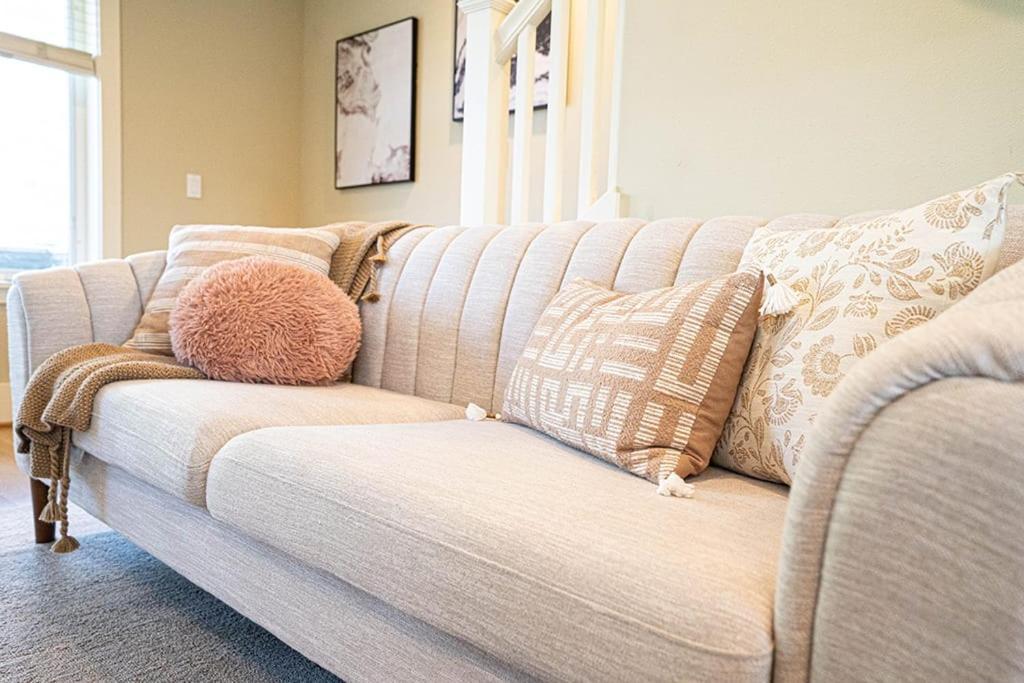 Exquisite Central Townhome With Spacious Loft And Gourmet Kitchen Сиэтл Экстерьер фото