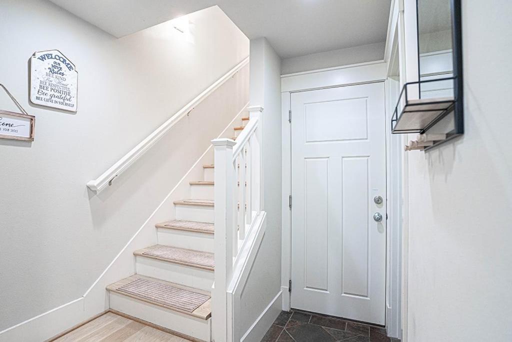 Exquisite Central Townhome With Spacious Loft And Gourmet Kitchen Сиэтл Экстерьер фото