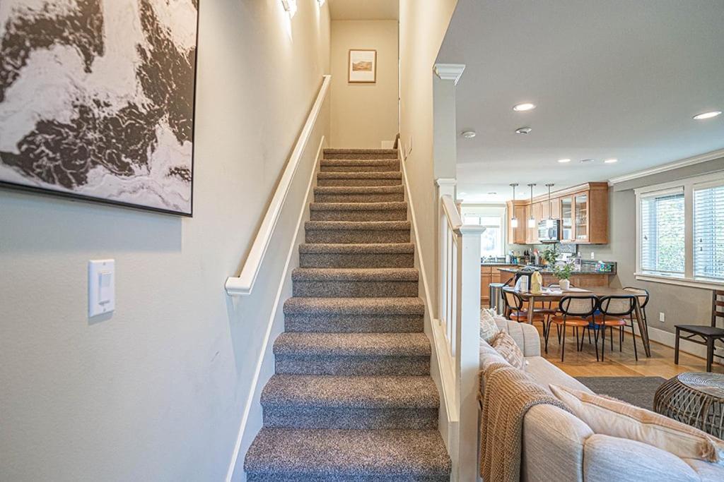 Exquisite Central Townhome With Spacious Loft And Gourmet Kitchen Сиэтл Экстерьер фото